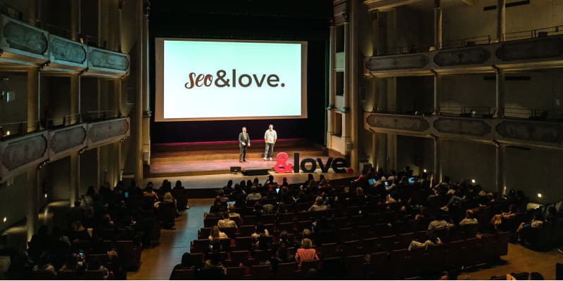 Salvatore Russo sul palco del suo evento SEO&Love, platea
